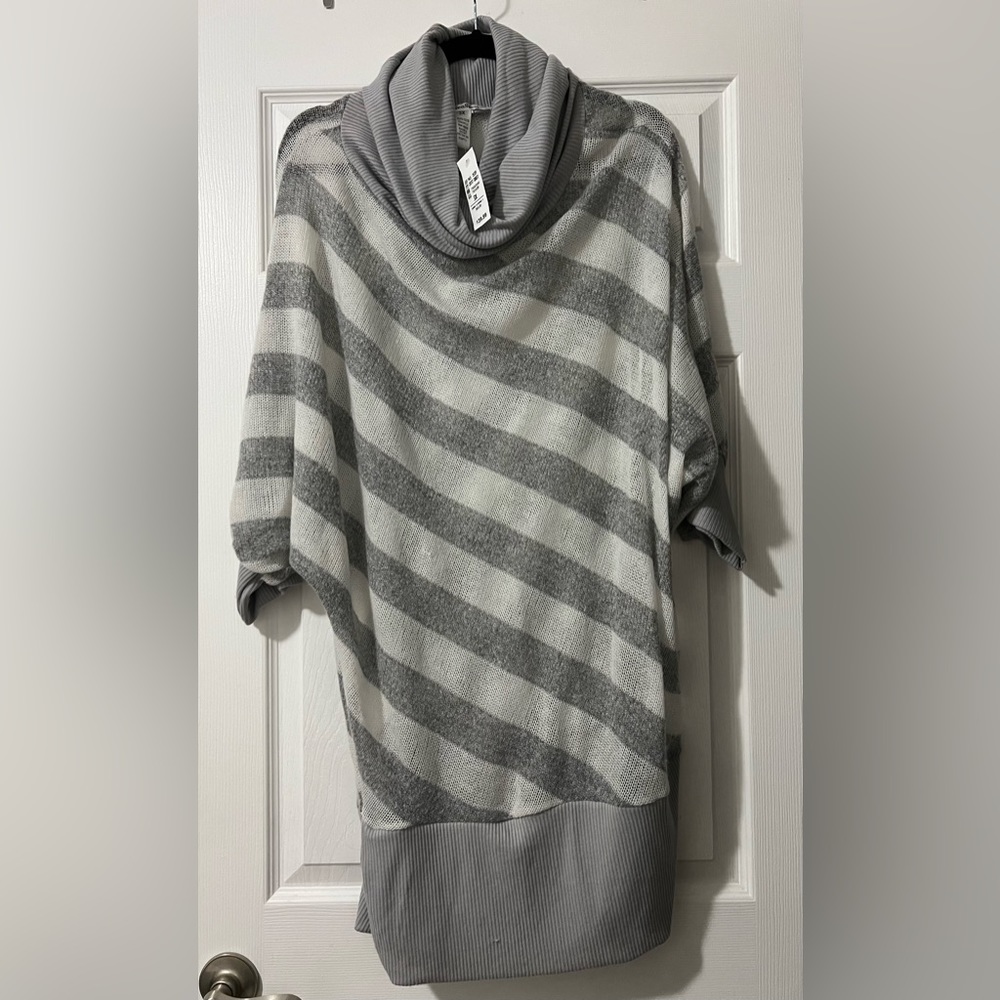 💫NWT🌟 Lightweight cowl neck shirt.